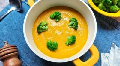 Sopa cremosa de brócolis com cenoura