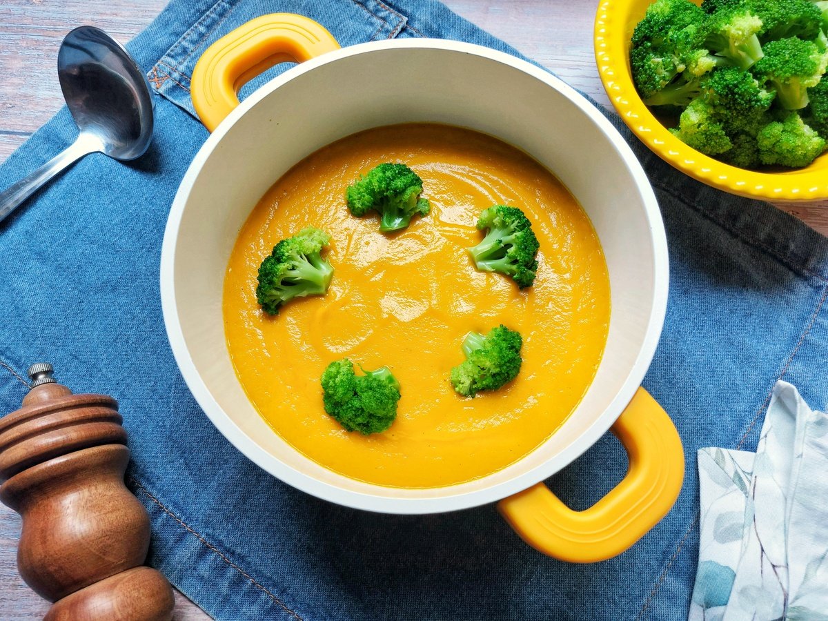Sopa cremosa de brócolis com cenoura