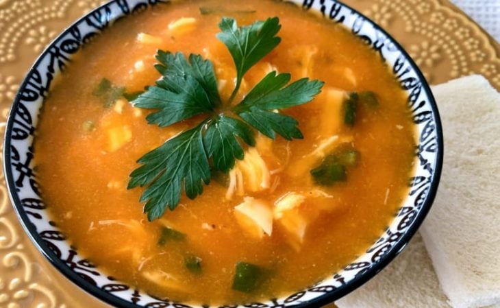 Sopa cremosa de frango com legumes