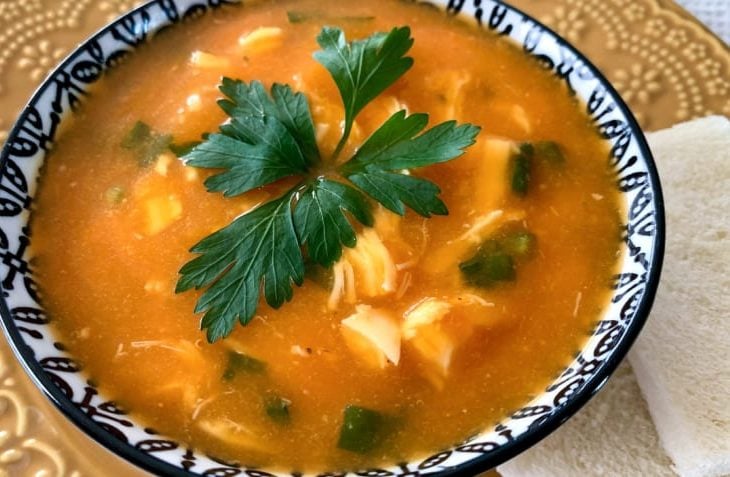 Sopa cremosa de frango com legumes