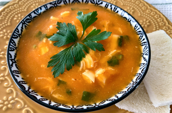 Sopa cremosa de frango com legumes