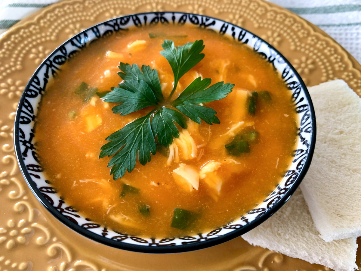 Sopa cremosa de frango com legumes