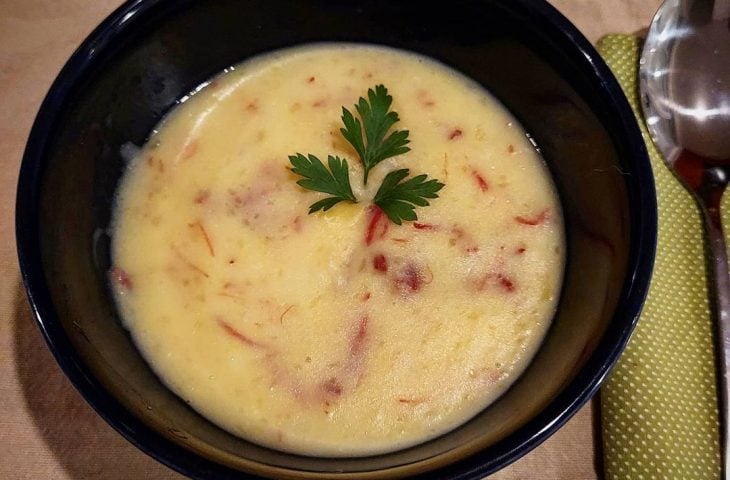 Sopa cremosa de mandioca com carne-seca