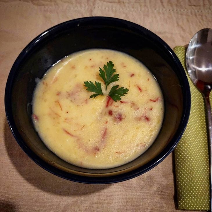 Sopa cremosa de mandioca com carne-seca