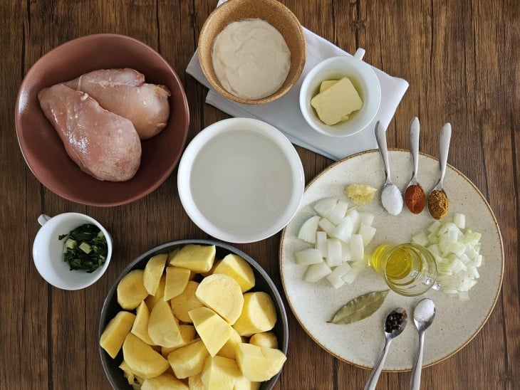 Uma bancada com os ingredientes separados.