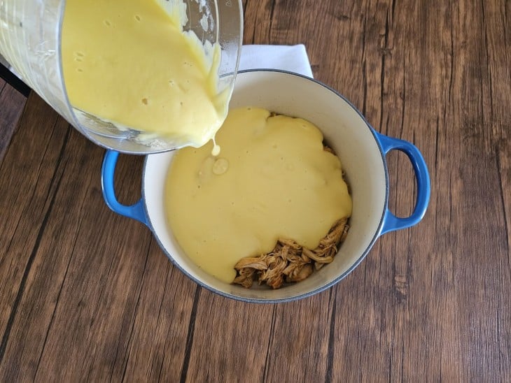 Uma panela contendo frango desfiado refogado com o creme.