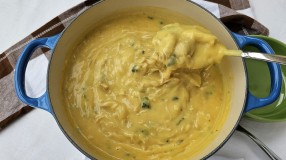 Sopa cremosa de mandioquinha com frango desfiado