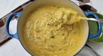 Sopa cremosa de mandioquinha com frango desfiado