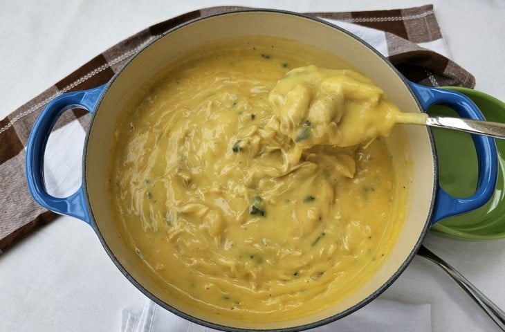 Sopa cremosa de mandioquinha com frango desfiado