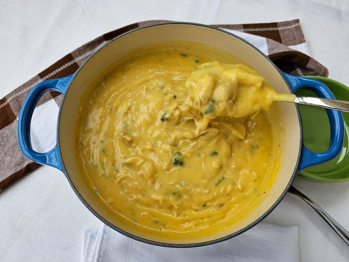 Sopa cremosa de mandioquinha com frango desfiado