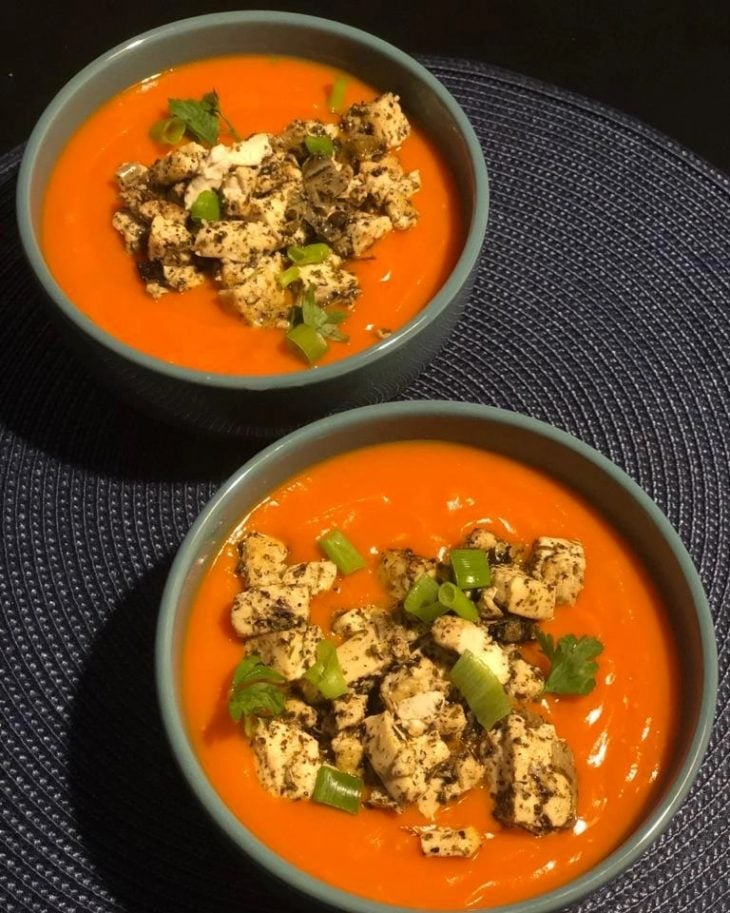 Sopa de abóbora com gengibre e tofu