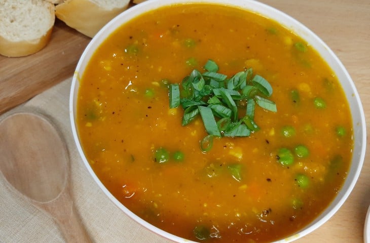 Sopa de abóbora com legumes