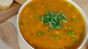Sopa de abóbora com legumes