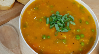 Sopa de abóbora com legumes