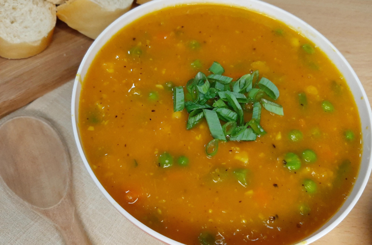 Sopa de abóbora com legumes