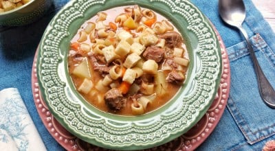 Sopa de acém com legumes e macarrão