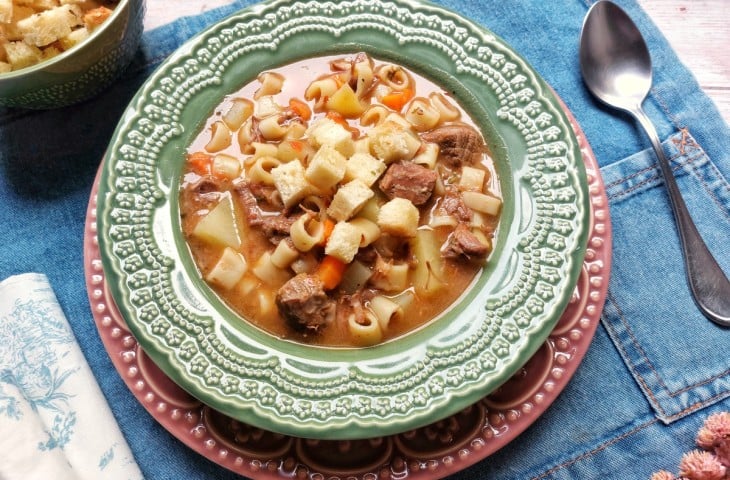 Sopa de acém com legumes e macarrão