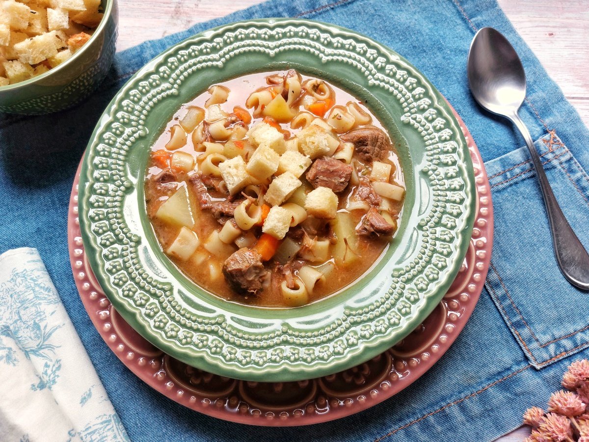 Sopa de acém com legumes e macarrão