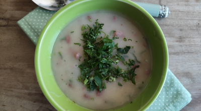 Sopa de alho-poró com calabresa