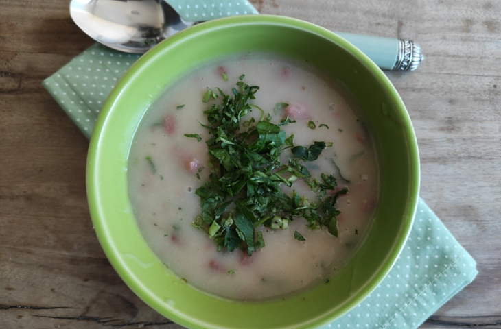 Sopa de alho-poró com calabresa