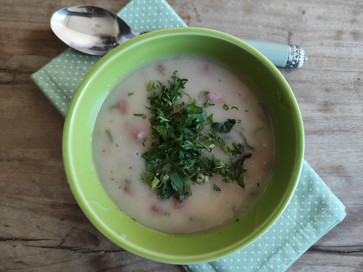 Sopa de alho-poró com calabresa