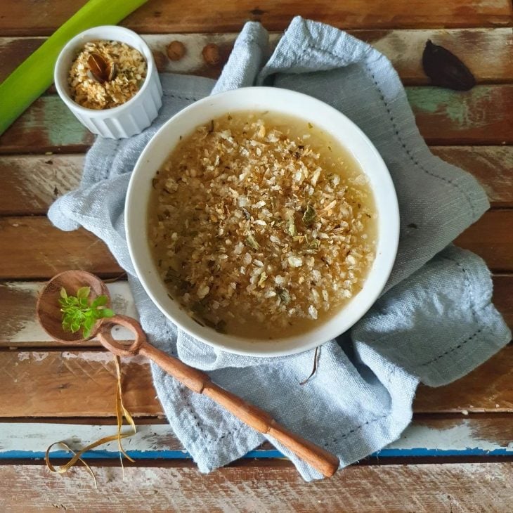 Sopa de alho-poró com pangratatto