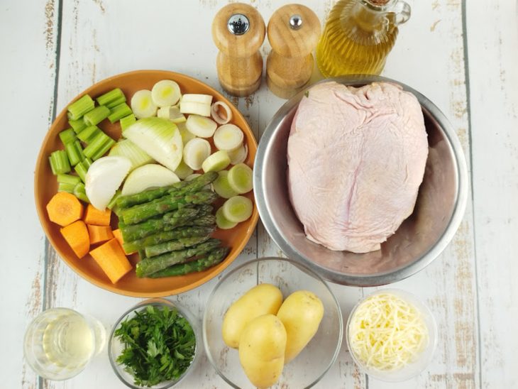 Ingredientes organizados e todos os legumes já picados sobre a bancada.