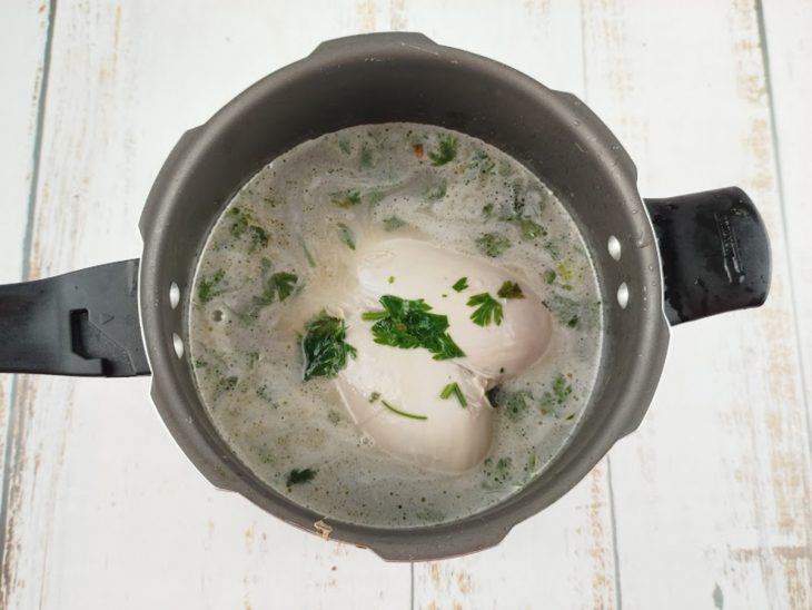 Água quente e vinho branco sendo adicionados à panela.