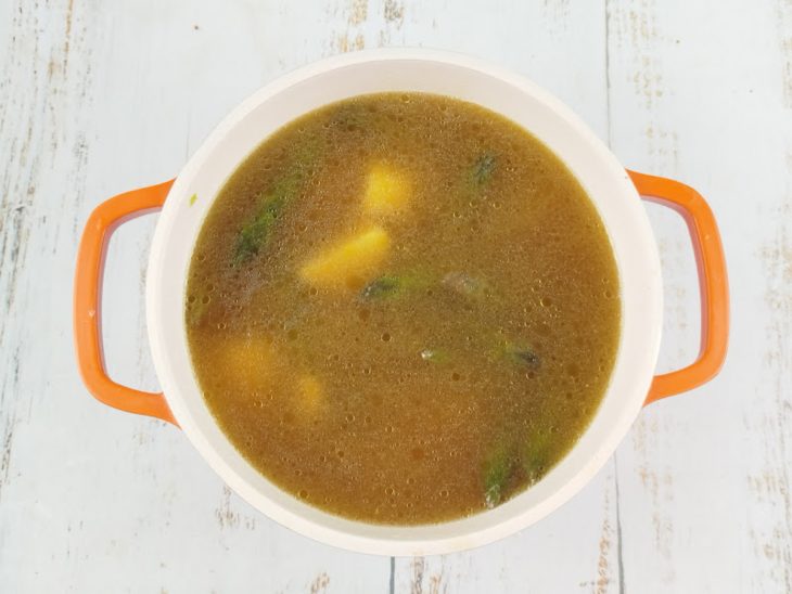 Batata, vinho branco e queijo parmesão incorporados ao preparo.