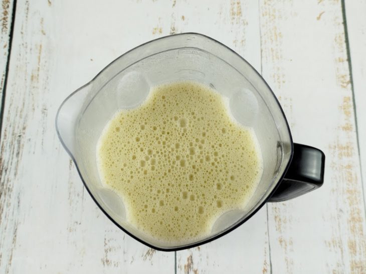 Sopa sendo batida no liquidificador até ficar cremosa.