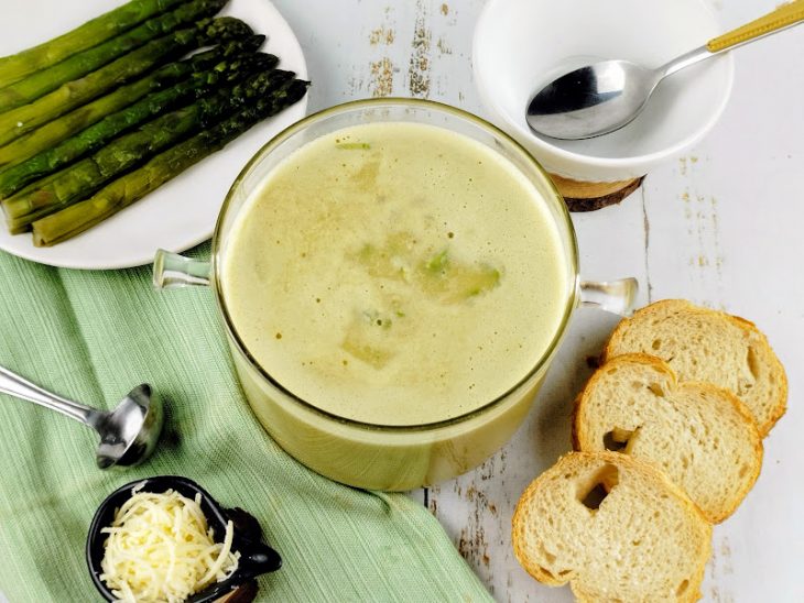 Finalização da sopa com aspargos fatiados na diagonal.