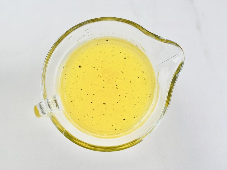 Na água fervente, o tablete de legumes dissolvido.