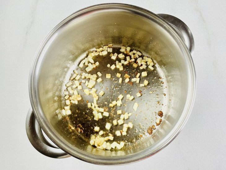Numa panela, o azeite, a cebola e o alho.