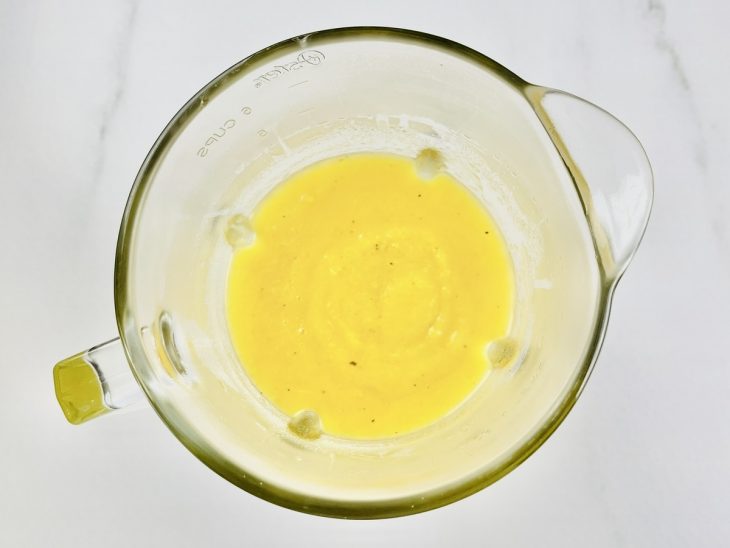 No liquidificador, as batatas batidas em creme liso.