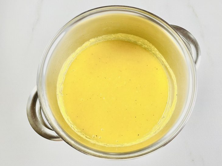 Creme de volta a panela, sal e pimenta-do-reino adicionados.