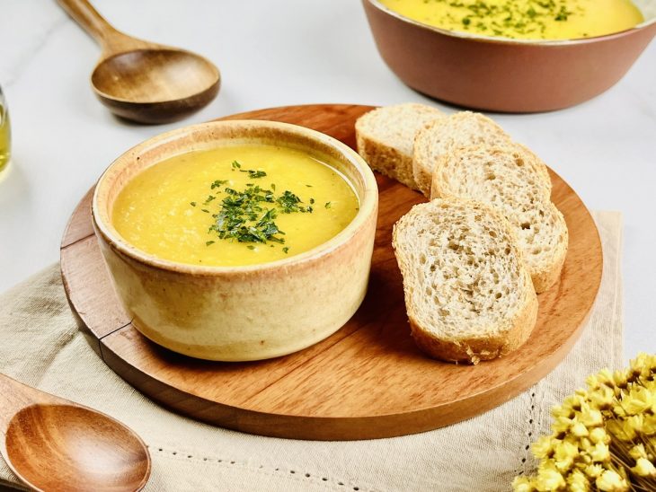 Sopa pronta, servida em pequeno bowl, torradas ao lado completam o quadro.