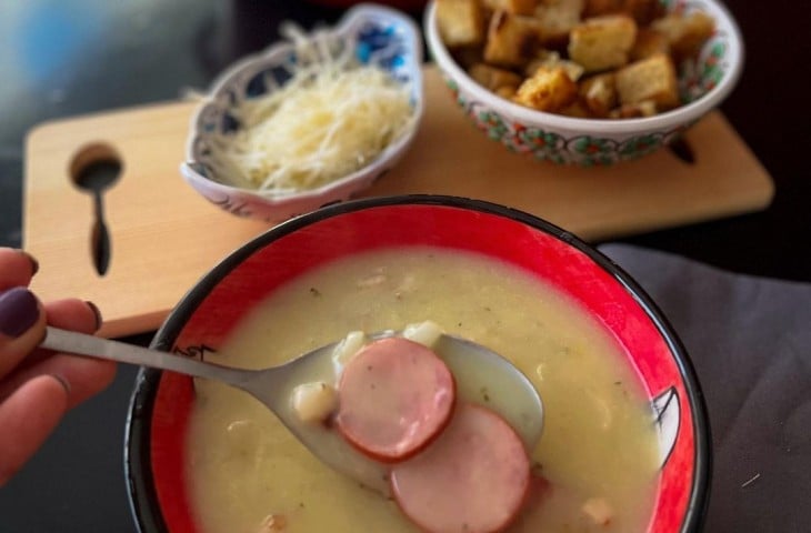 Sopa de batata com alho-poró