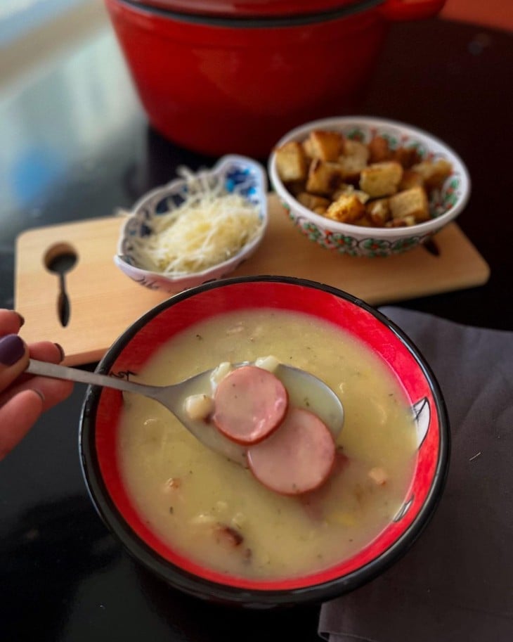 Sopa de batata com alho-poró
