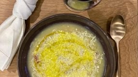 Sopa de batata com alho-poró e bacon