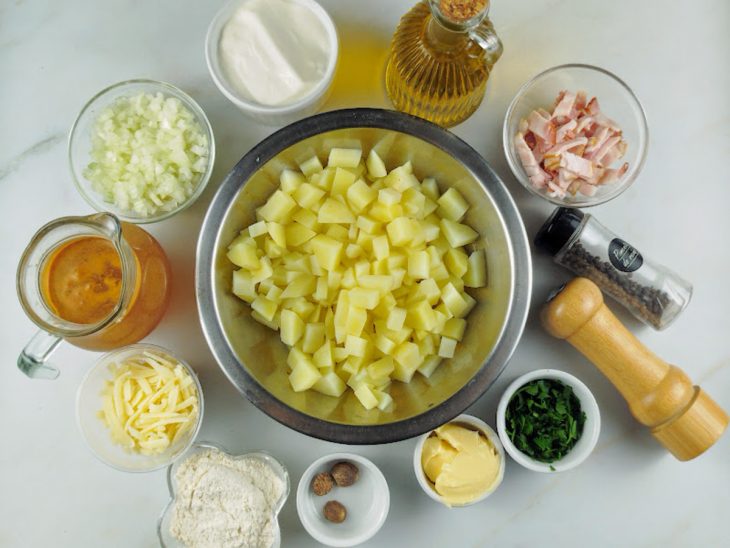 Ingredientes reunidos em uma bancada.