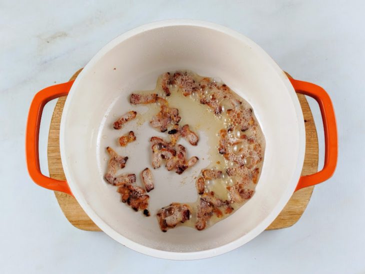 Bacon fritando em uma panela.