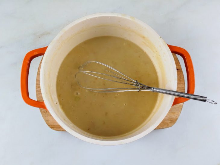 Farinha e caldo dissolvido em água adicionados a panela.