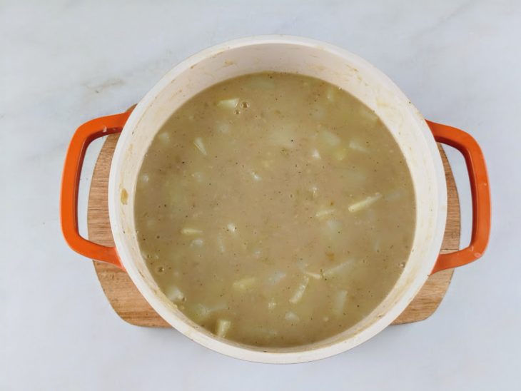 Batatas, sal, pimenta-do-reino e noz-moscada adicionados a panela.
