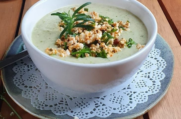 Sopa de brócolis e queijo minas temperado