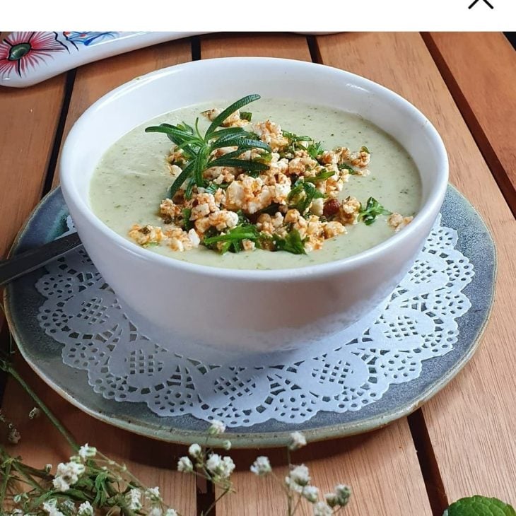 Sopa de brócolis e queijo minas temperado