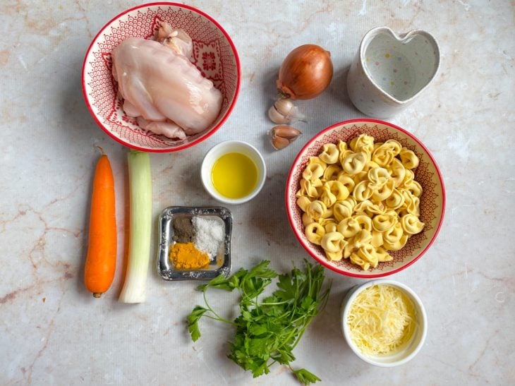 Uma bancada com os ingredientes da sopa.