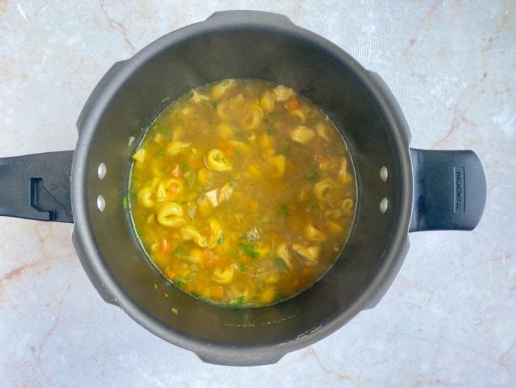 Sopa de capeletti finalizada na panela de pressão.