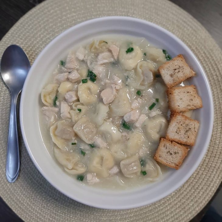 Sopa de capeletti com frango