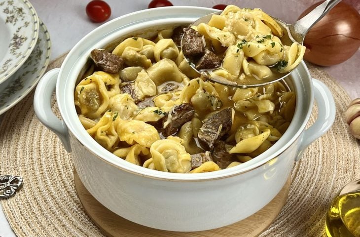 Sopa de capeletti de carne