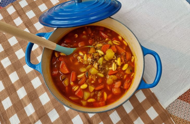 Sopa de carne moída com macarrão e legumes